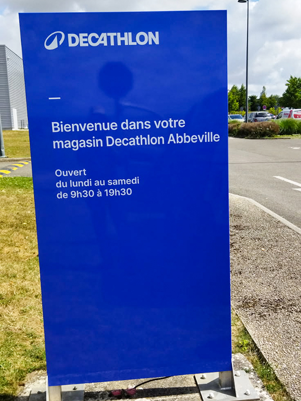 panneau enseigne totem decathlon